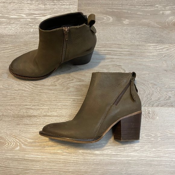 LIKE NEW Blondo waterproof ankle booties - Picture 3 of 12